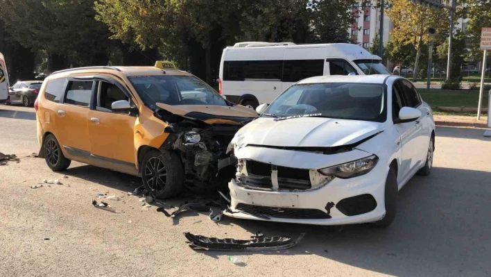 Elazığ'da trafik kazası:  2 yaralı