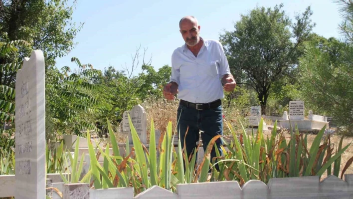 Elazığ'da vatandaşlar arife günü mezarlıklara akın etti