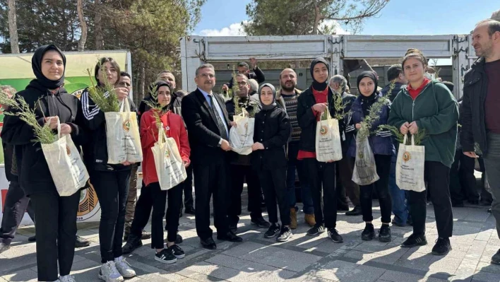 Elazığ'da vatandaşlara 6 bin adet ücretsiz fidan dağıtıldı