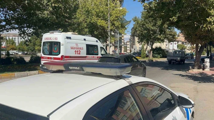 Elazığ'da yayaya çarpan motosiklet devrildi: 2 yaralı