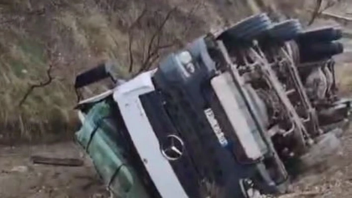 Elazığ'da yol çöktü, beton mikseri yan yattı