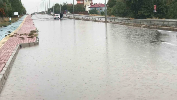 Elazığ'da yollar göle döndü, bahçe ve ahırları su bastı