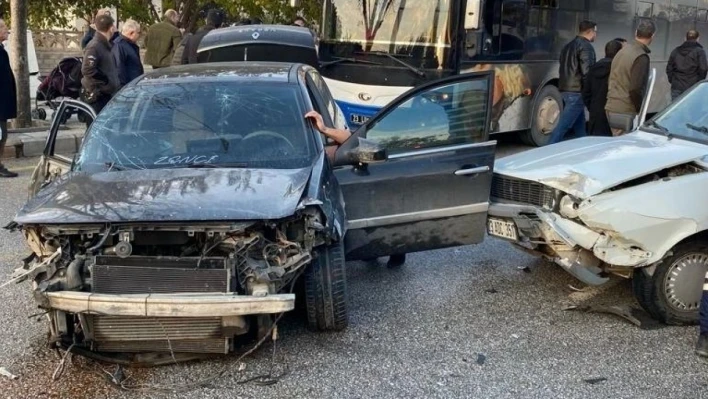 Elazığ'da zincirleme trafik kazası: 3 yaralı