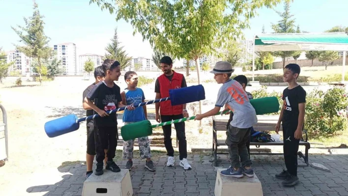 Elazığ Gençlik Merkezi gönüllülerinden cami temizliği