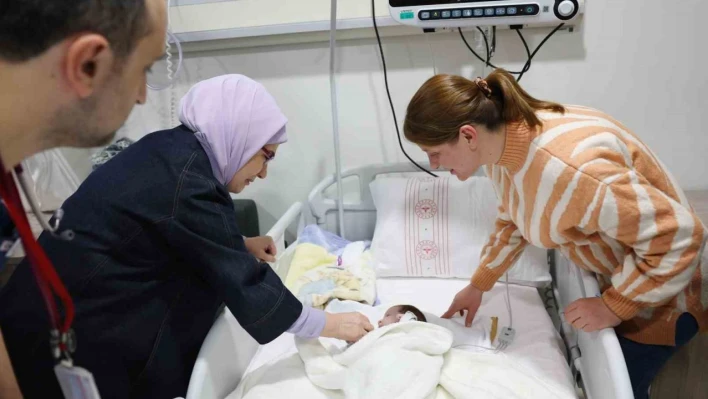 Emine Erdoğan'dan Ankara'ya nakledilen depremzede bebeklere ziyaret