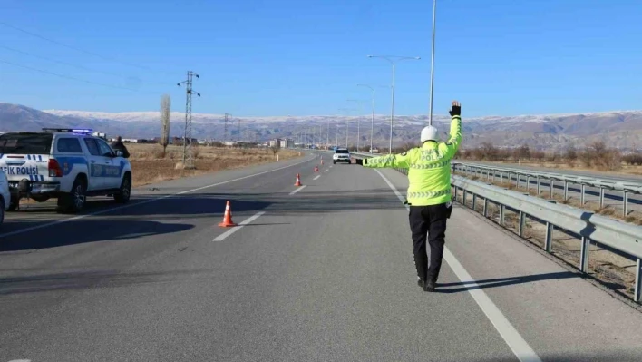 Emniyet kemerinin kullanımının önemine dikkat çekmek için yollarda 'Bu Yolda Sana Çok Güveniyoruz' afişleri yer alacak