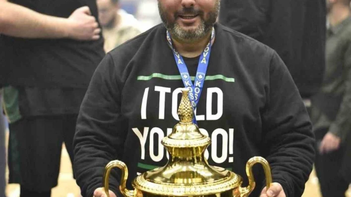 Engin Gençoğlu, Kosova Kupası'nı kaldırdı