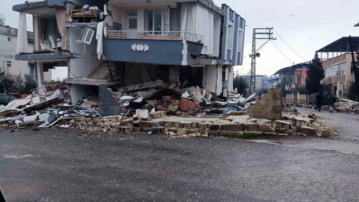 Enkaz altında 16 saat mahsur kalan vatandaş o anları anlattı