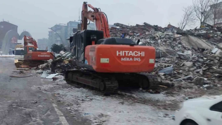 Enkaz altında kalan vatandaş ayağı kesilerek kurtarılabildi