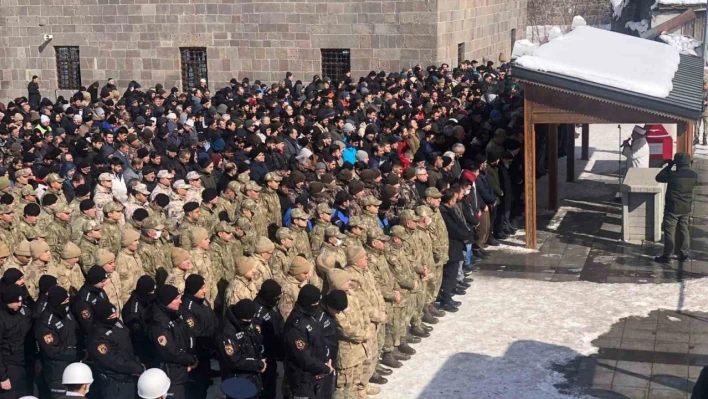 Enkaz altında kalarak hayatını kaybeden uzman çavuş memleketi Erzurum'da toprağa verildi