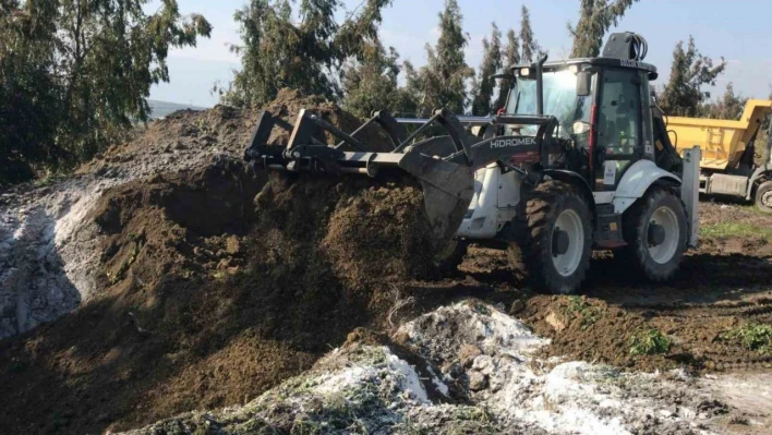 Enkaz altında telef olan hayvanlar hastalık riskine karşı gömüldü