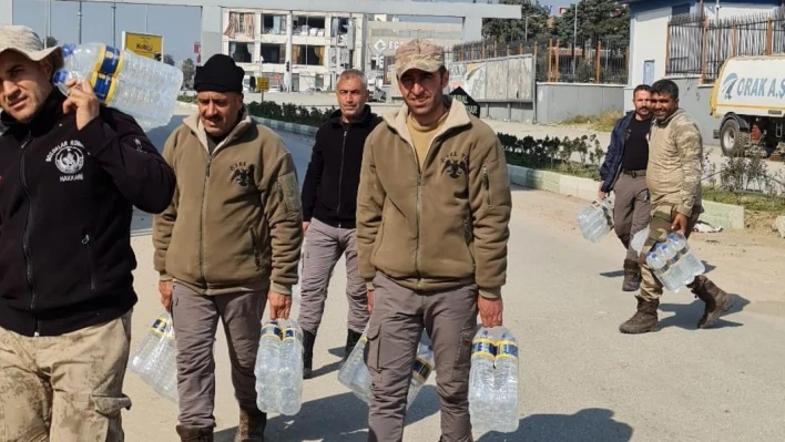 Enkaz başından ayrılmayan can dost