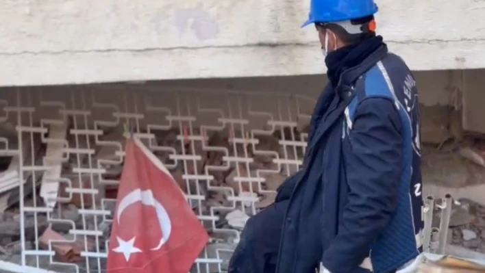 Enkaz çalışmalarına destek veren zabıta personelinden 'Türk bayrağı' hassasiyeti