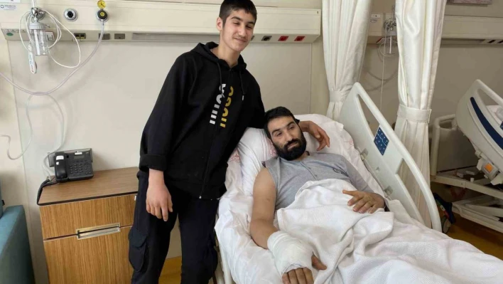 Enkazda 'Tamam öldük, biz ölüyoruz' dedikleri anda kurtuldular