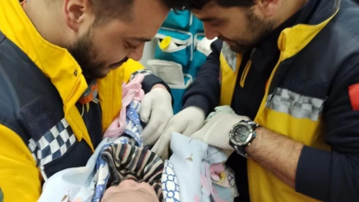 Enkazdan 62'nci saatte çıkarılan 6 aylık bebek tedavi altına alındı