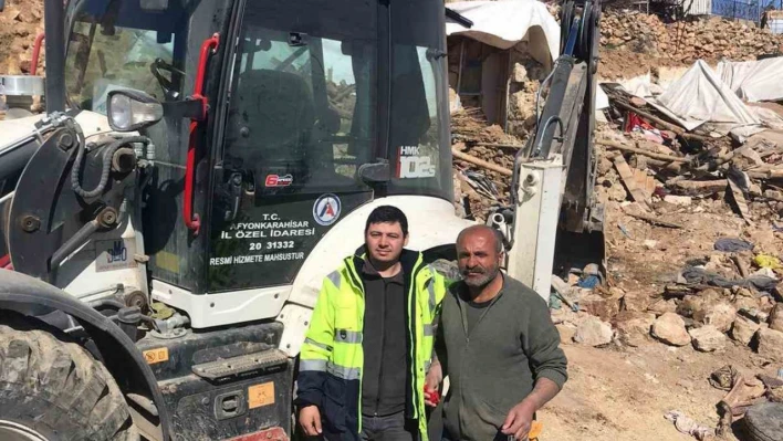 Enkazdan çıkardığı 100 bin TL'lik altın ve parayı sahibine teslim etti
