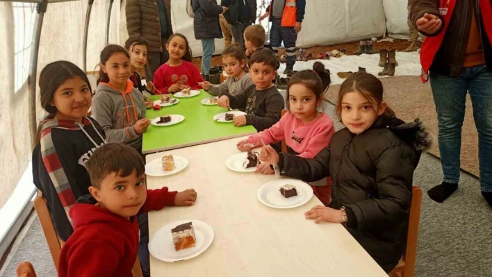 Enkazdan kurtarılan Eymen'in doğum gününü Aile ve Sosyal Hizmetler Bakanlığı personeli kutladı