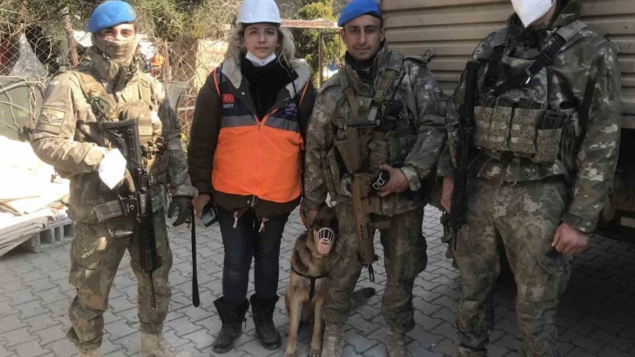 Enkazdan kurtarılan köpeğe askerler sahip çıktı