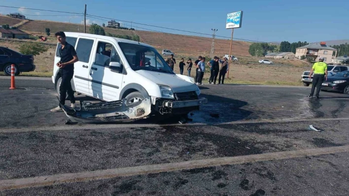 Erciş'te üç araç kazaya karıştı: 13 yaralı