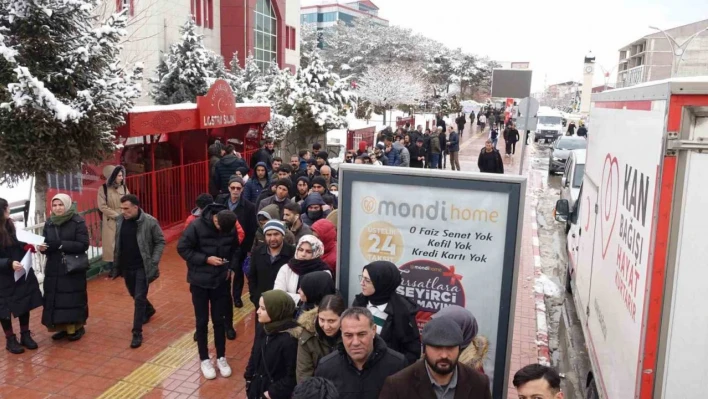 Erciş'ten depremzedeler için kan bağışına yoğun ilgi
