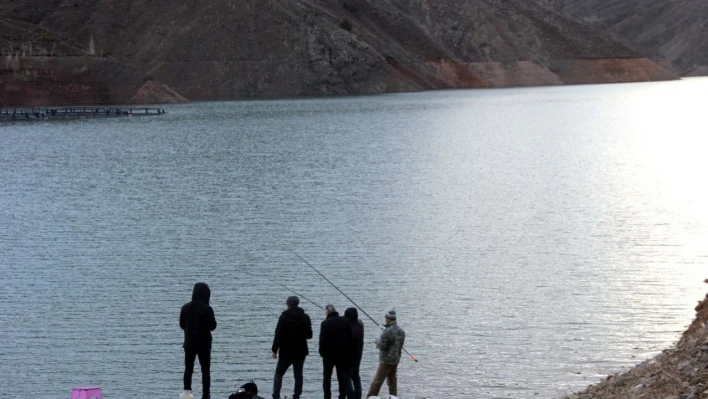 Erimeye başlayan kar suları barajlara bereket oldu