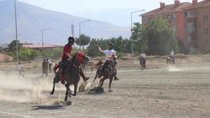 Erzincan'da atlı cirit il birinciliği müsabakaları başladı