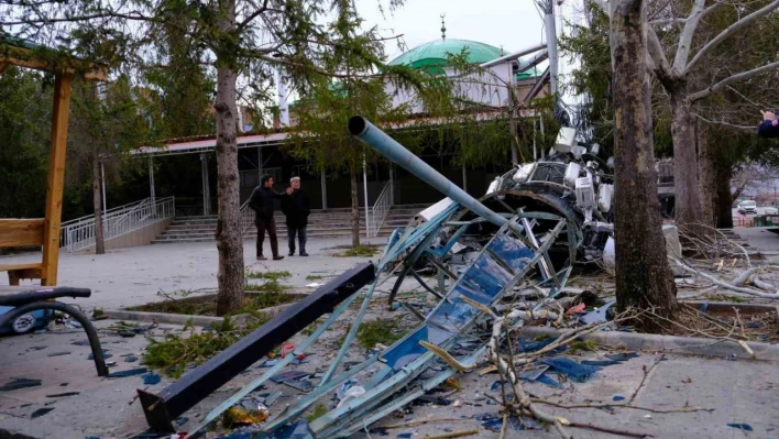 Erzincan'da fırtına minareyi devirdi, çatıları uçurdu