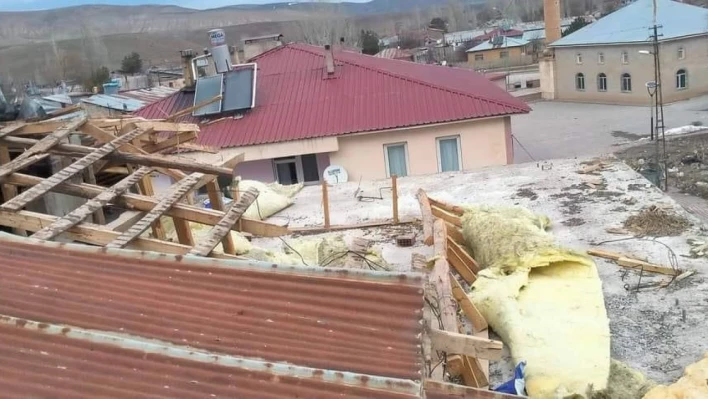 Erzincan'da fırtına sonrası oluşan hortum çatıları uçurdu