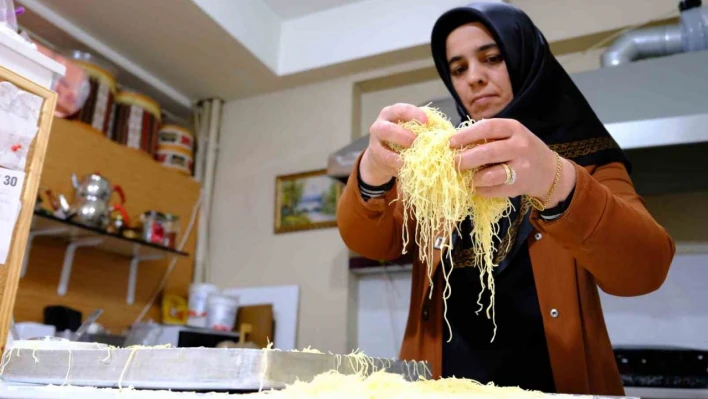 Erzincan'da iftar sofralarının vazgeçilmez lezzeti: 'Kesme kadayıf tatlısı'