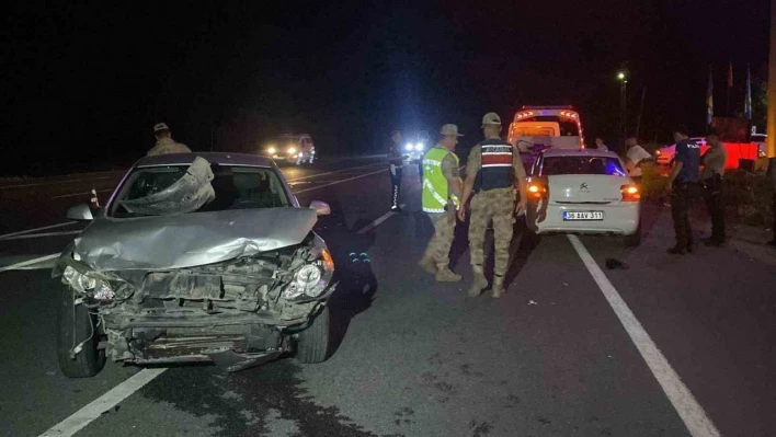 Erzincan'da iki otomobilin çarpıştığı kazada 12 kişi yaralandı