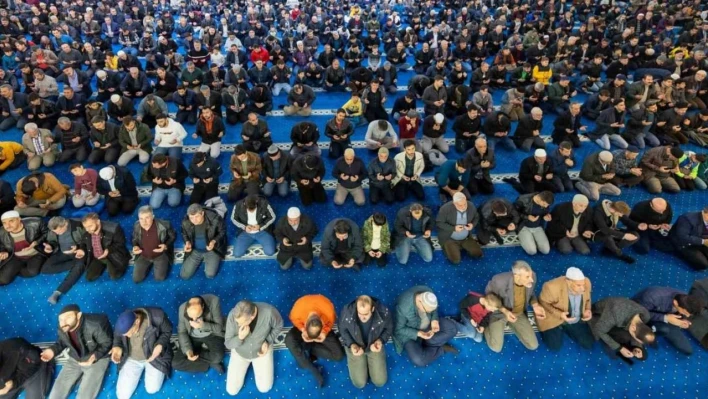 Erzincan'da ilk teravih namazında camiler doldu