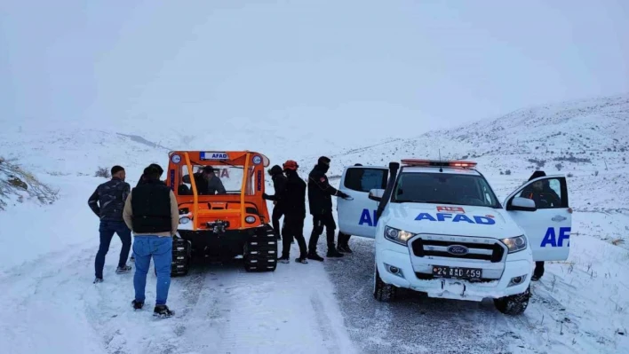 Erzincan'da karda mahsur kalan 5 kişi kurtarıldı