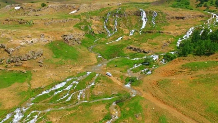 Erzincan'da Konarlı Şelalesi doğal güzelliğiyle ziyaretçilerini bekliyor