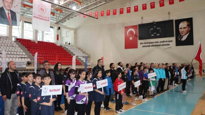 Erzincan'da küçükler masa tenisi grup müsabakaları başladı