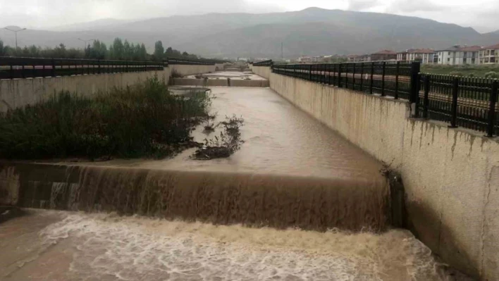 Erzincan'da sağanak etkili oldu