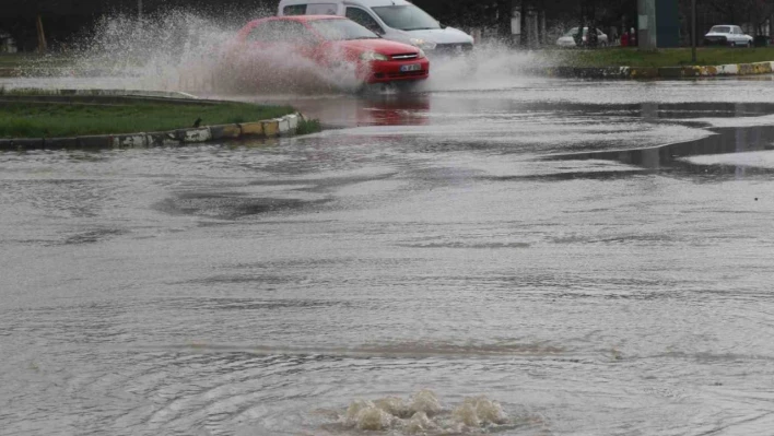 Erzincan'da sağanak yağış caddeleri suyla doldurdu