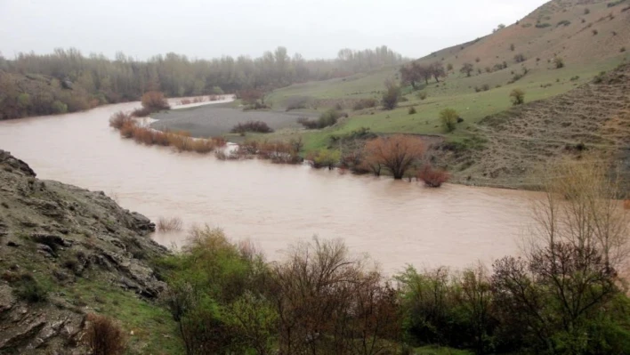 Erzincan'da yağmur nehir debilerini artırdı