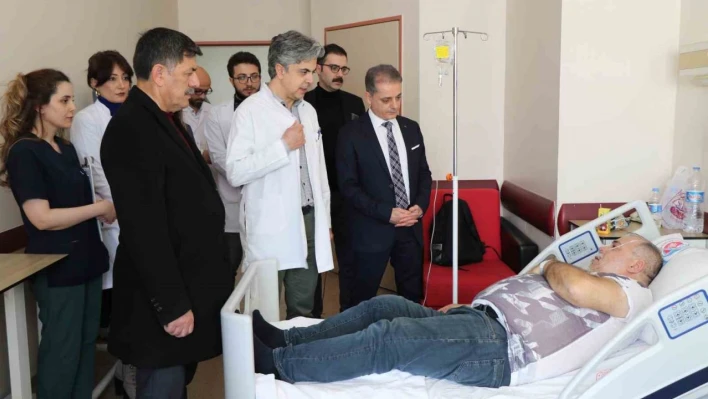 Erzincan'da yaralı depremzedelerin tedavileri sürüyor