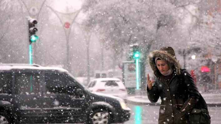 Erzincan'ın yüksek kesimlerinde kar merkezde yağmur yağışı