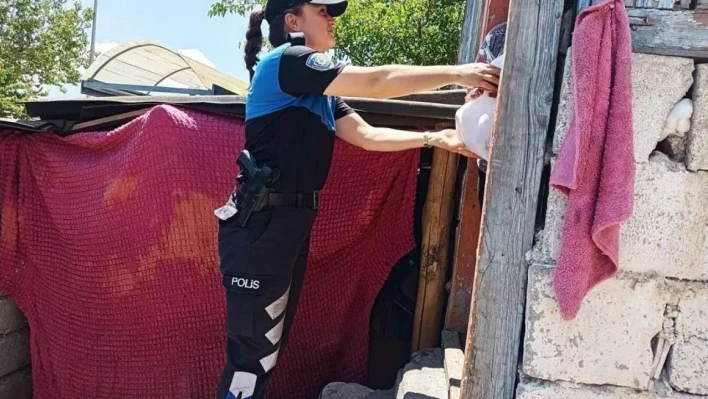 Erzincan polisi ihtiyaç sahibi ailelere kurban eti dağıttı