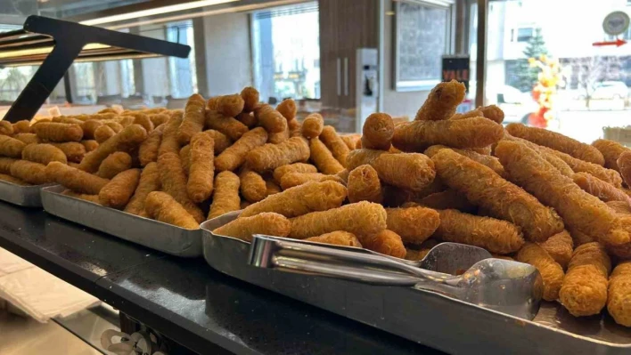 Erzurum'da iftar sofralarının vazgeçilmez tatlısı 'kadayıf dolması'