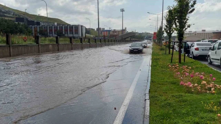 Erzurum'da sağanak yağmur hayatı felç etti