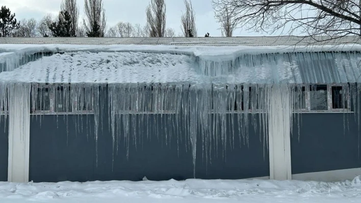 Erzurum'da soğuk hava nedeniyle oluşan buz sarkıtları tehlike arz ediyor