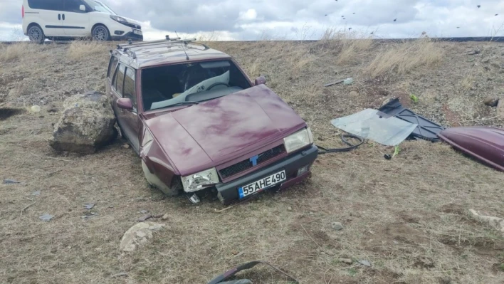 Erzurum'da yoldan çıkan araç şarampole savruldu: 2 yaralı