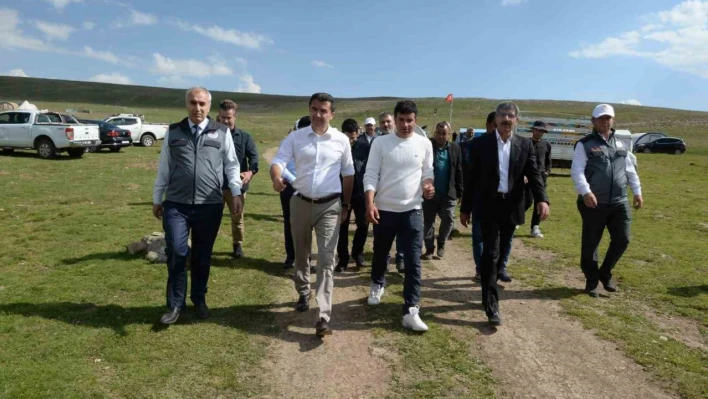 Erzurum'un meraları göçer aileleri ağırlıyor