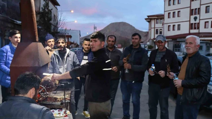 Erzurum'un tescilli lezzeti 'cağ kebabı' iftar sofralarının vazgeçilmezi oldu