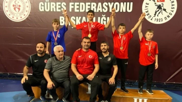 Erzurumlu güreşçiler madalyalarla döndü