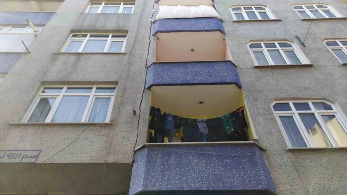 Esenler'de çatlak olan 2 bina boşaltıldı