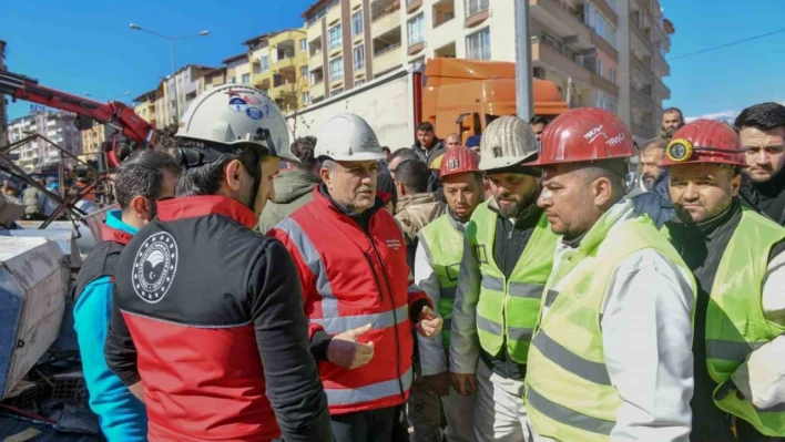 Esenyurt Belediyesi depremin yaralarını sarıyor