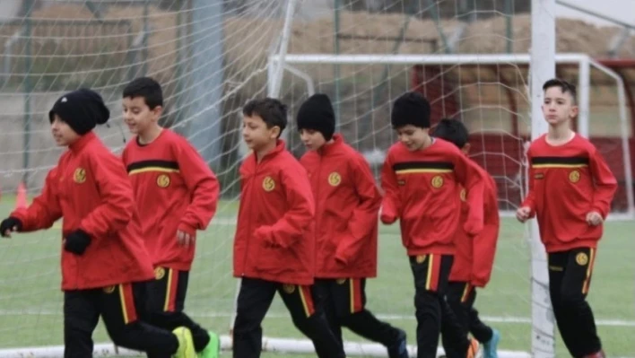 Eskişehirspor depremzede çocukları unutmadı